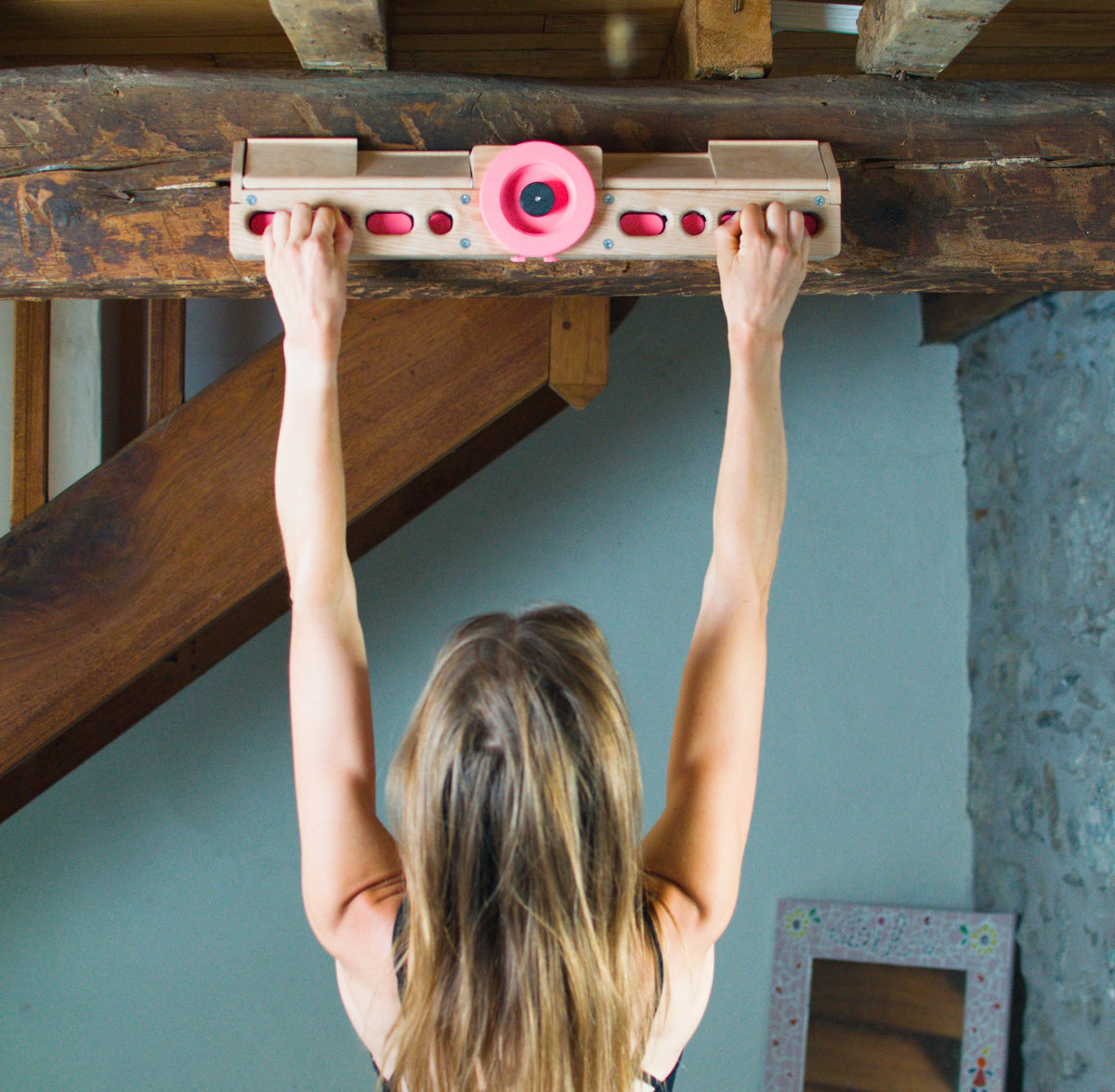 hangboard monté sur une poutre du plafond