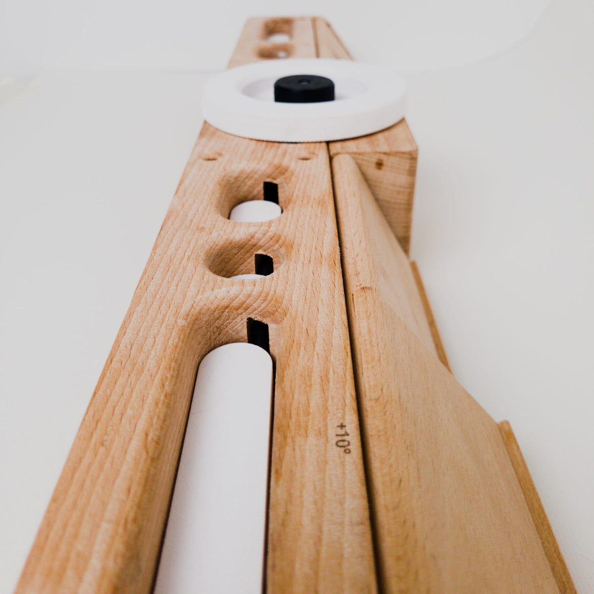 hangboard InfinityBoard réglette ajustable en profondeur, plat inclinable, coloris blanc